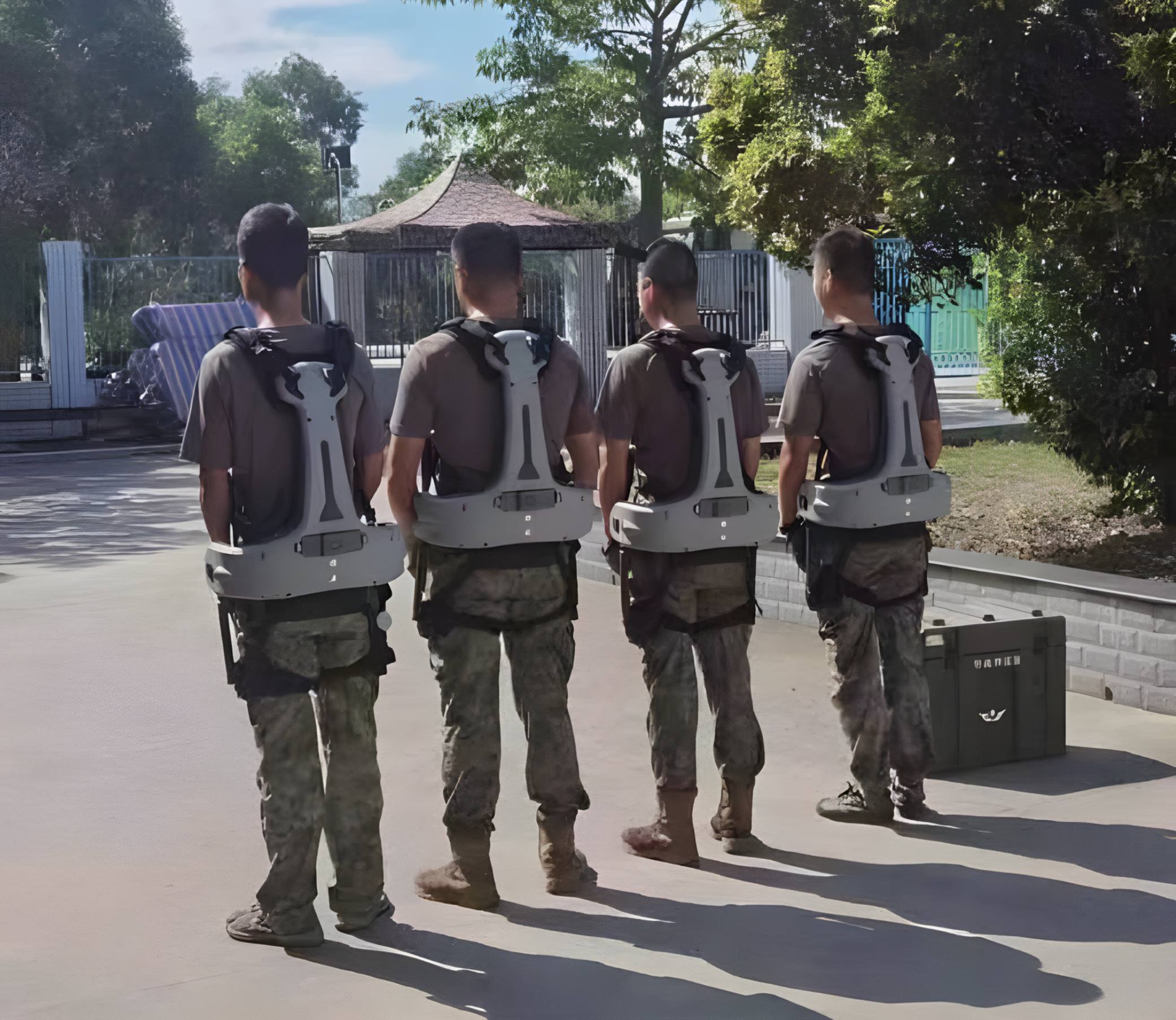 Группа военных с экзоскелетами